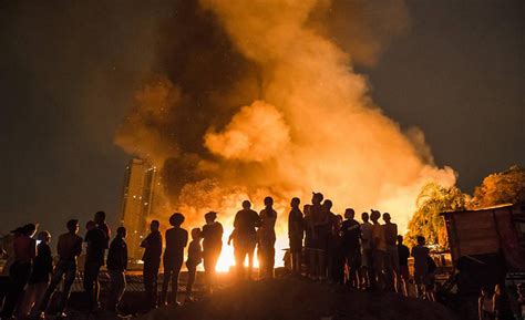 Brasile: un incendio distrugge una favela a sud di San Paolo.